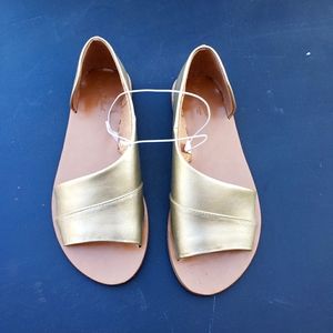 Women's Gold Sandles. Multiple Sizes